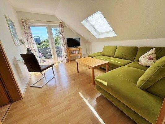 Wohnzimmer mit Zugang zum Balkon, B1.jpg