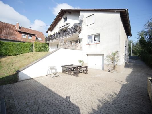 Hof und Garage