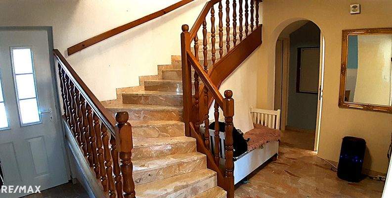 Vorraum mit Stiegenaufgang