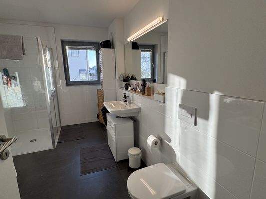 Bad mit Dusche und Wanne