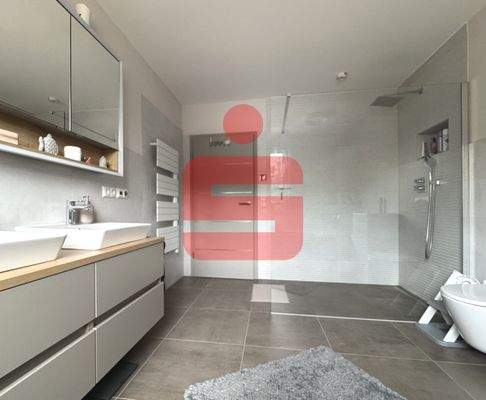 Badezimmer mit ebenerdiger Dusche und Wanne