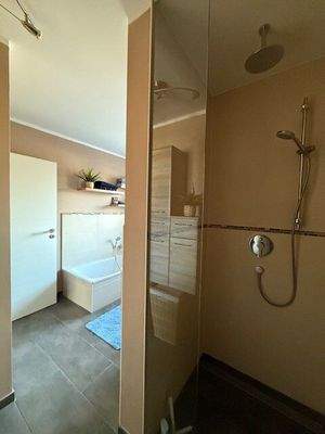 ..und Walk-In-Regendusche