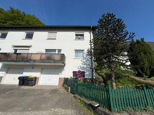 Vorderansicht mit Garagen