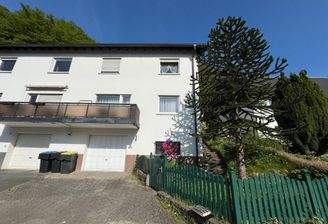 Vorderansicht mit Garagen