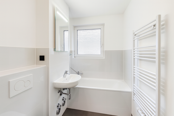 Vollbad mit Tageslicht und Wanne