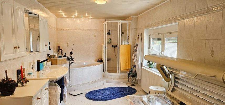 großes Badezimmer mit Wanne und Dusche