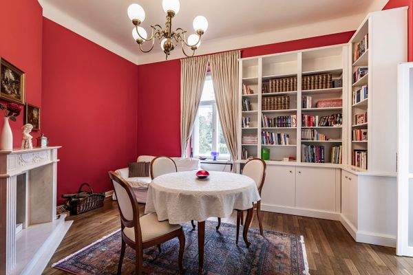 Bibliothek mit Kamin