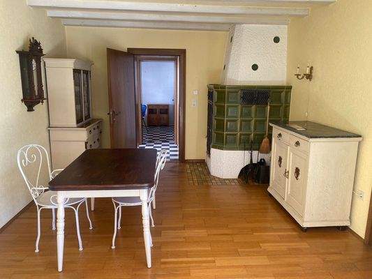 Esszimmer mit Kachelofen Blick in den Gang und ins Gästezimmer