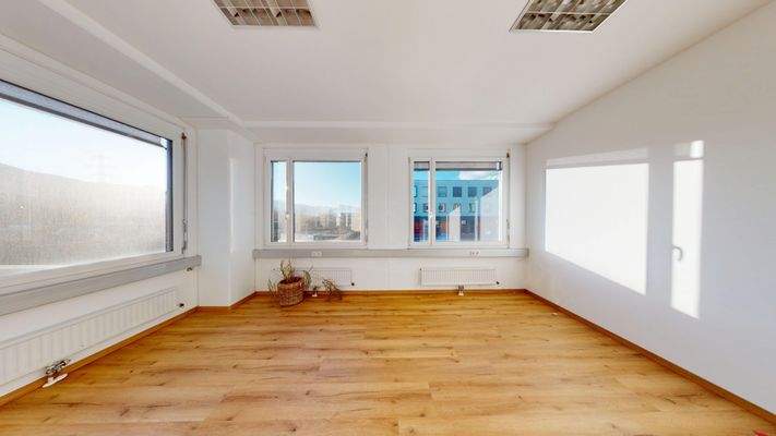 lichtdurchflutetes Eckbüro