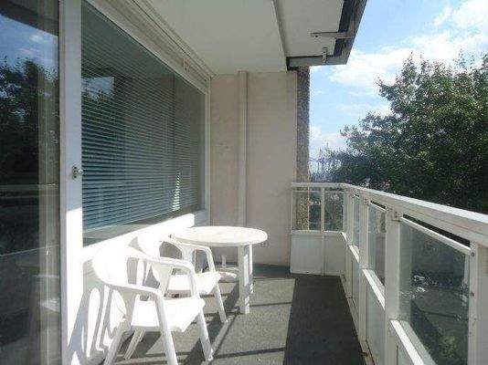 Grosszuegiger Balkon, Sonnenschirm vorhanden