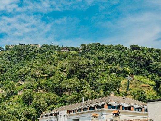 Blick vom Balkon Richtung Segenbühel/Dorf Tirol  - vista dal balcone verso Tirolo/Mte. Benedetto