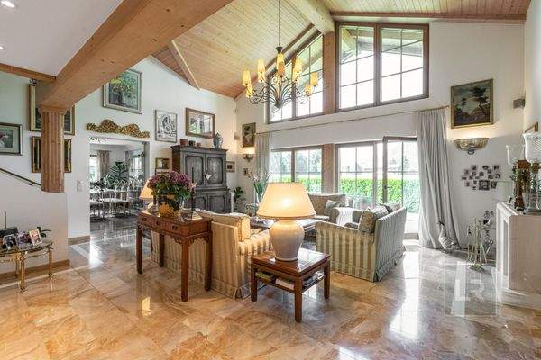 Wohnzimmer mit Blick ins Esszimmer