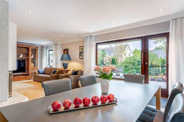 Blick zu Terrasse und Garten