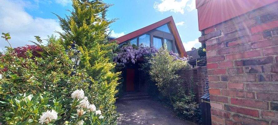 Haus von vorne und Eingang