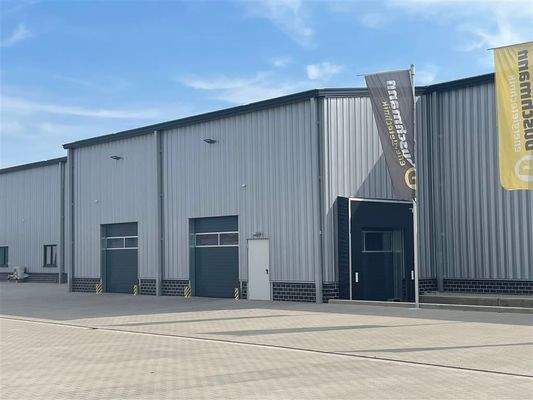  Halle mit Docking-Station und Hallentore