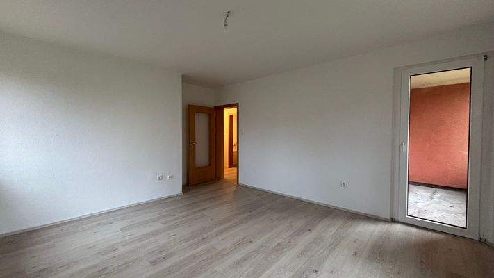 Wohnzimmer mit Balkonzugang