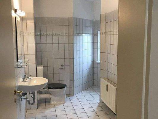 11 MER323_Bad mit Fenster.JPG