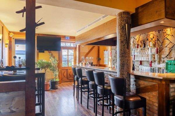 Räumlich abgetrennte Bar