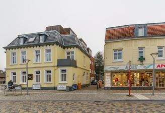 Frontansicht mit Zufahrt zum Hof