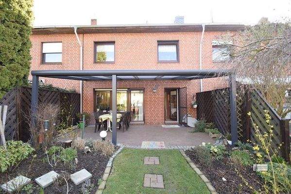 Westseite mit Terrassenüberdachung