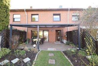 Westseite mit Terrassenüberdachung