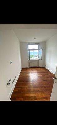 Wohnbereich mit dunklem Echtholzboden