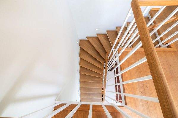 Treppe zu den Geschossen