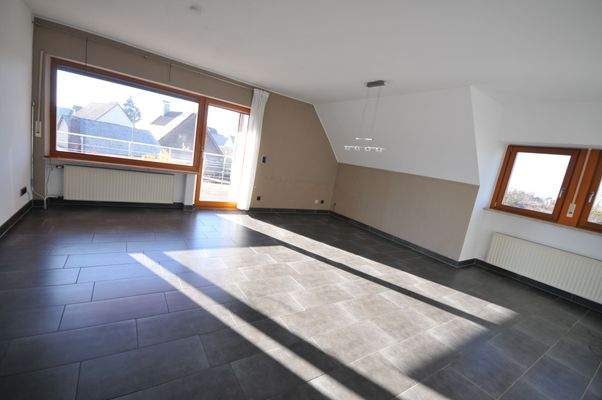 Gesamtes OG im neuwertigen Zustand. Hier das lichtdurchflutete Wohnzimmer