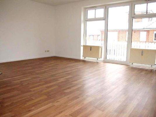 Wohnzimmer mit Loggia-Zugang