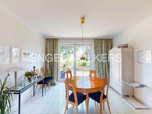 Offener Essbereich mit Terrassenzugang