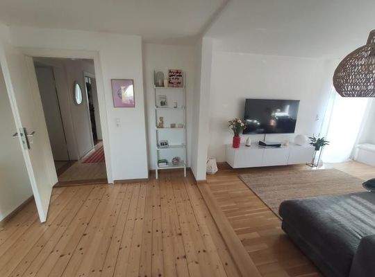 OG: Wohnzimmer mit Zugang zum Balkon Bild 3