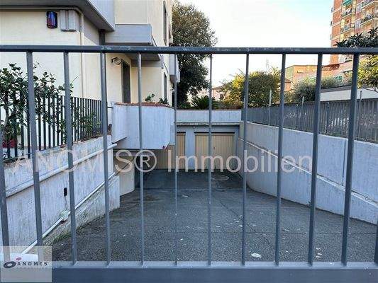 Garagenzufahrt mit Tor