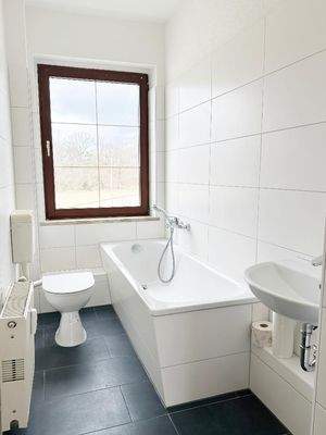 Tageslichtbad mit Wanne, WC und Waschtisch