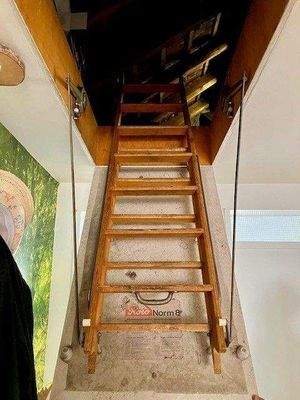 Treppe zur Bühne DG.jpg