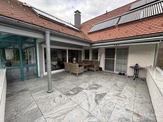 teilüberdachte Terrasse