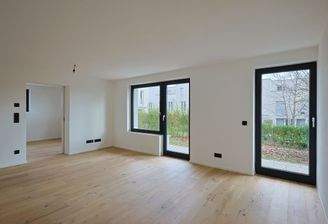 Heller Wohn- und Essbereich mit Blick in den Garten