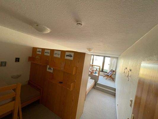 Übersicht Schlafraum  sowie Schreibtisch