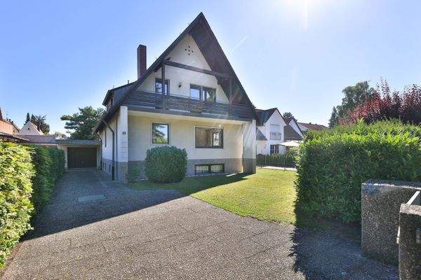 Hausansicht mit Garage und Einfahrt