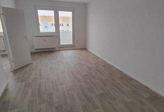 Leeres Zimmer mit Bodenfliesen