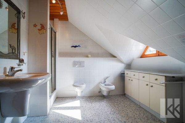 Badezimmer im Obergeschoss mit Dusche und...