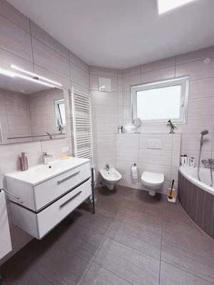 mit Fenster, Dusche, WC und Bidet