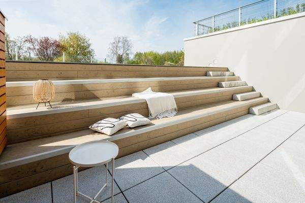 Gartengeschoss Terrasse mit Sitzstufen