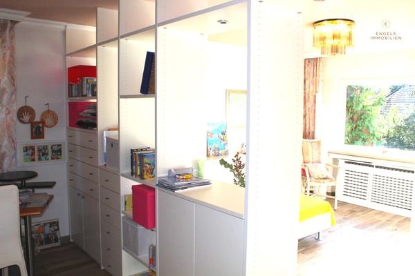 Großes Schlafzimmer mit Ankleide / Büro