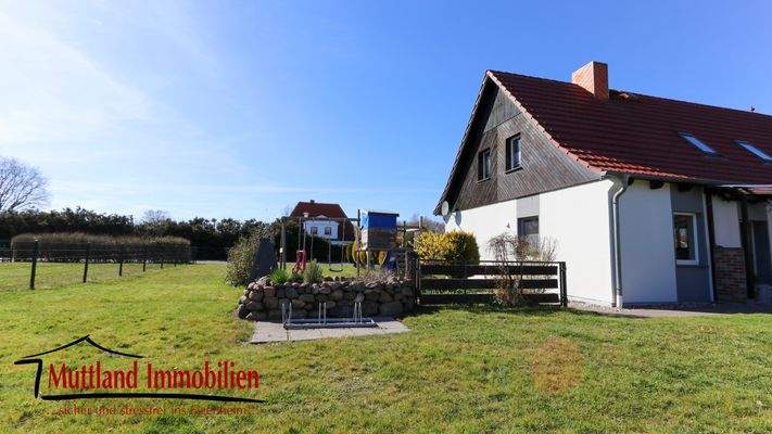 Hausansicht und Grundstück