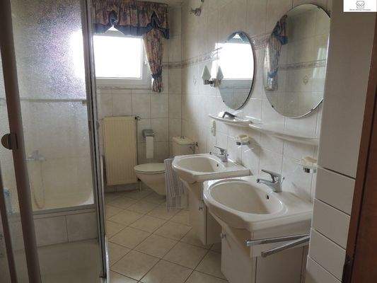 Badezimmer im Erdgeschoss