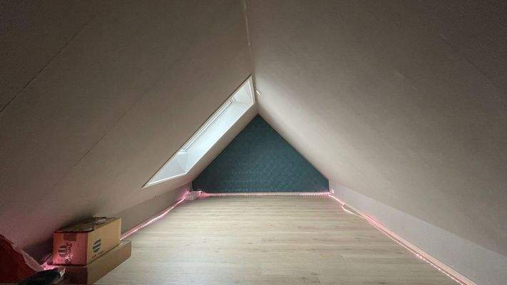 Spitzboden mit großen Fenstern