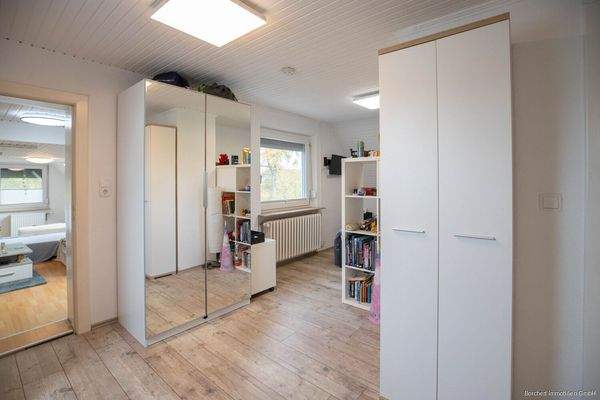 Durchgangszimmer im DG