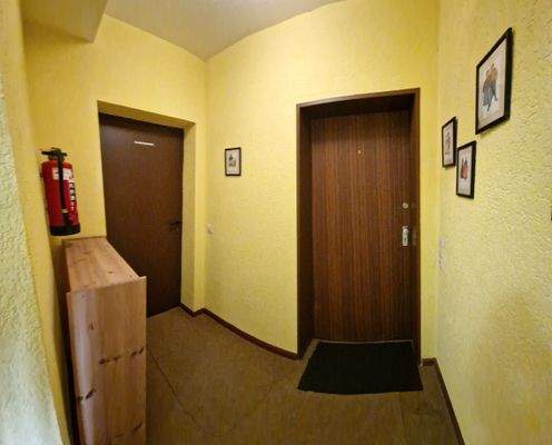 Links: Zugang Kellerraum Rechts: Eingang Wohnung