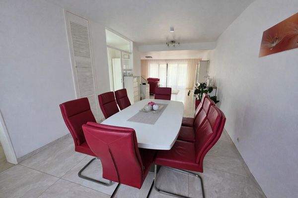 Essbereich mit Blick ins Wohnzimmer 