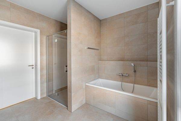 07_Bad barrierefrei mit Wanne und Dusche_Whg36_ZGS